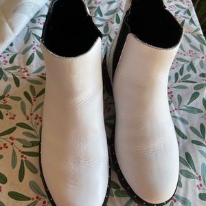Sorel white Lennox Chelsea boot size 9